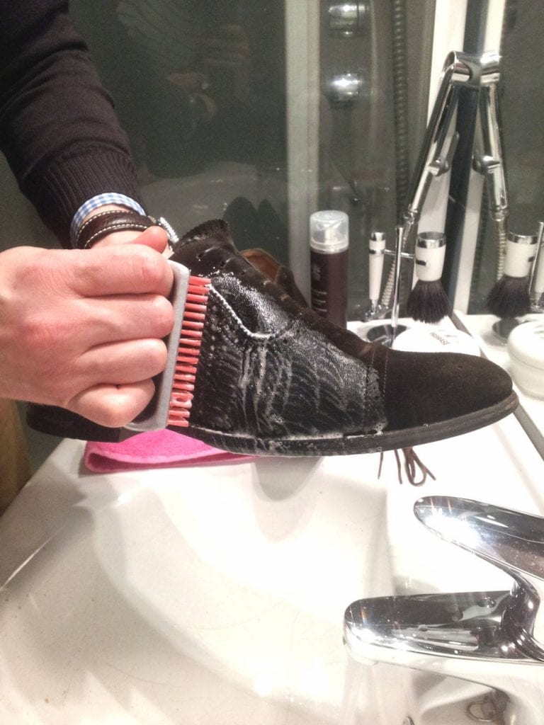 Miehen kenkäkaappi osa 4: Mokkanahkakenkien huolto