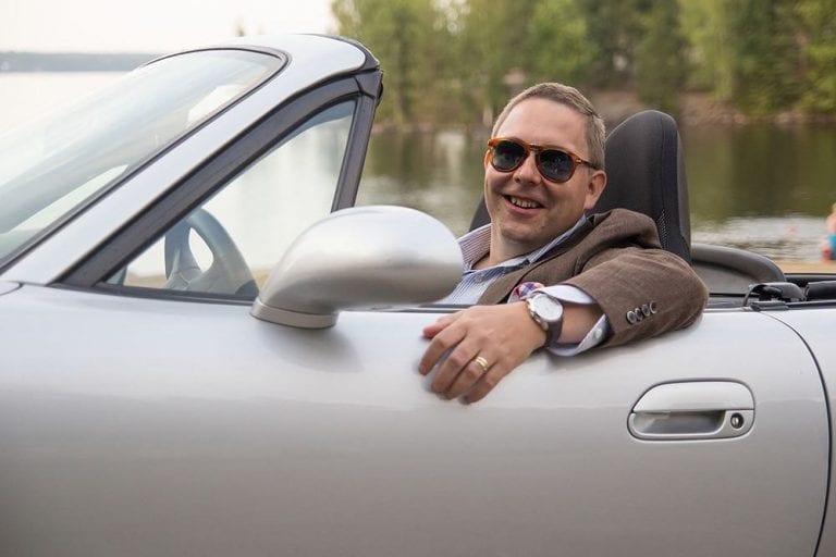 Hymy korvissa vöihin köytettynä