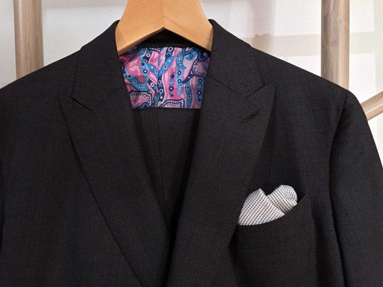 Pukuhenkaria metsästämässä