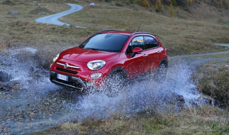 Tämä pikku-Fiat kulkee myös mökkitiellä