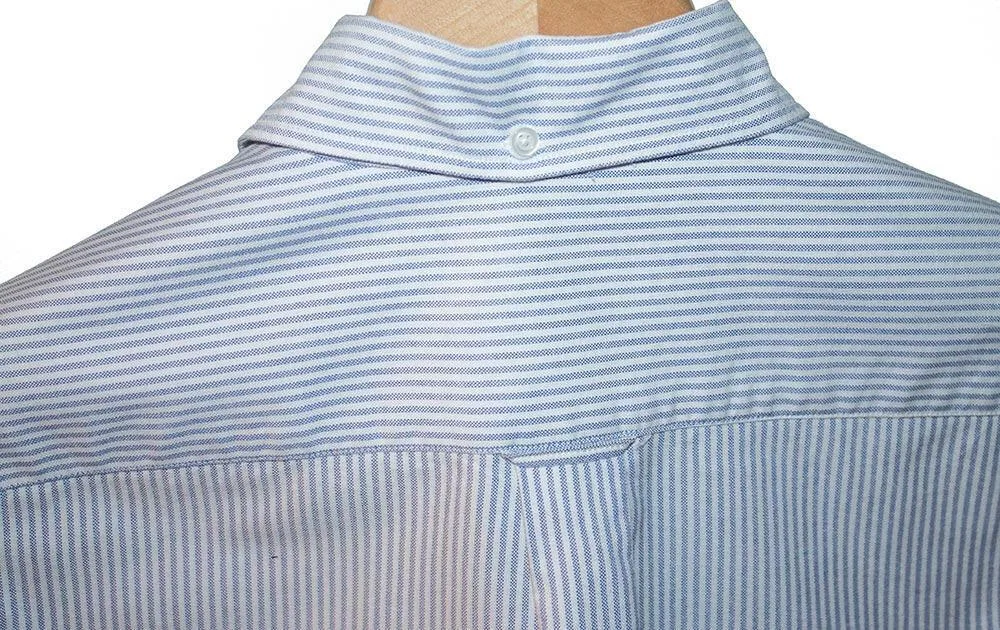 Paidasta löytyvät ivy-tyyliä kunnioittaen niskanappi, ripustuslenkki (locker loop) ja box pleat -takalaskos.