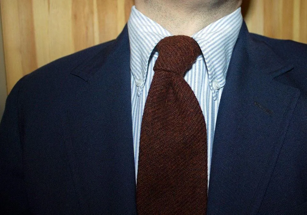 Lean Garmentsin nappikauluspaidan kaulus rullaa kauniisti myös solmion kanssa.