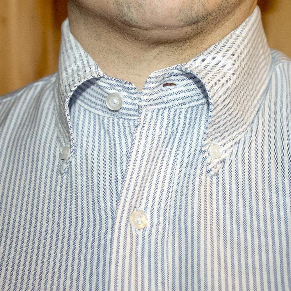 Paidan kaulus rullaa kauniisti, joka on hyvän nappikauluspaidan tuntomerkki.