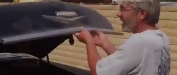 Chevy -56 käynnistettiin 40 vuoden takapihalla seisomisen jälkeen – kehrää kuin kissa!