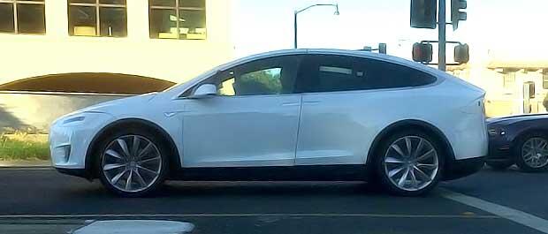 Tesla Model X nähty liikenteessä – katso salakuvat