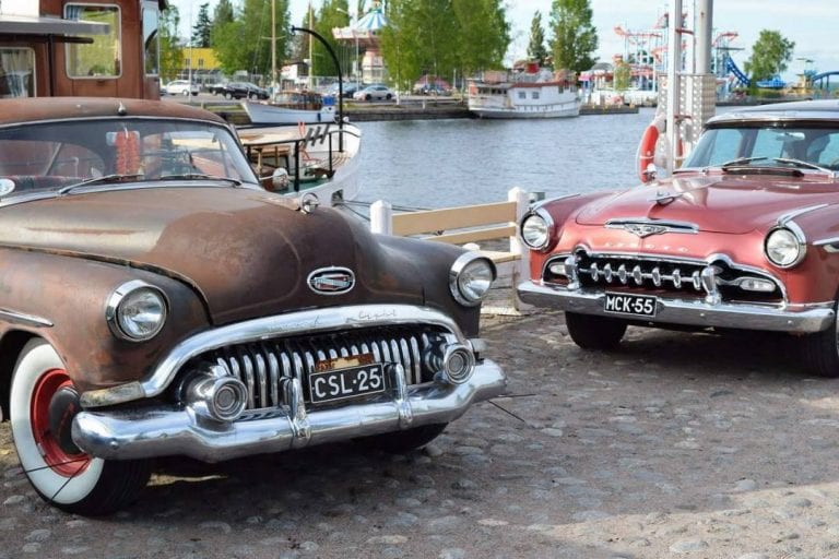 Klassikkoautot ja harrastajat kokoontuvat kesäiltoina Mustanlahden satamassa, Tampereella