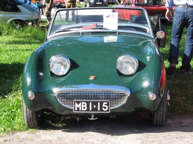 Fiskars veti sunnuntaina paikalle upeita klassikkoautoja