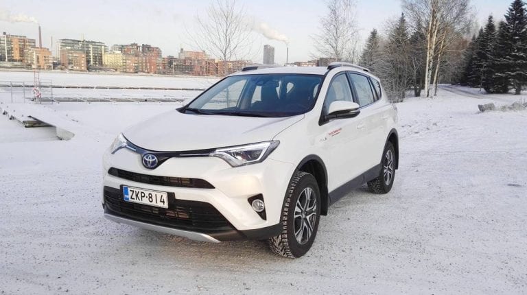Koeajossa uusi Toyota RAV4 Hybrid – laukkaa vai ravia?