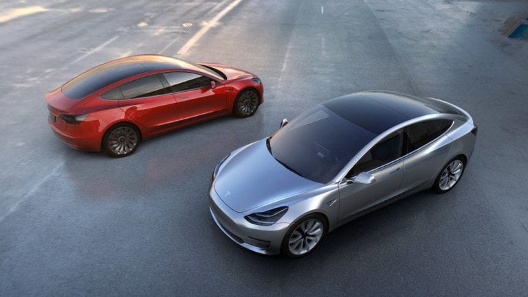 Tunnettu analyytikko uskoo, että Tesla Model 3:n markkinoilletulo viivästyy yli vuodella