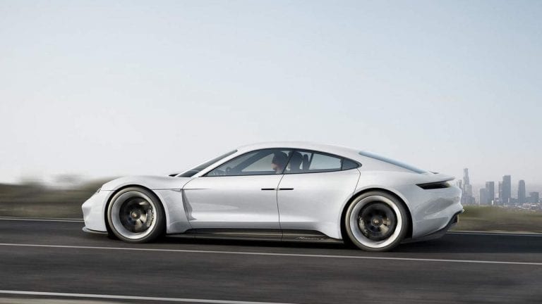 Porsche haukkuu Teslan Ludicrous-moodia pelkäksi kulissiksi – saksalaisten oman sähköauton luvataan olevan joka suhteessa Teslaa parempi
