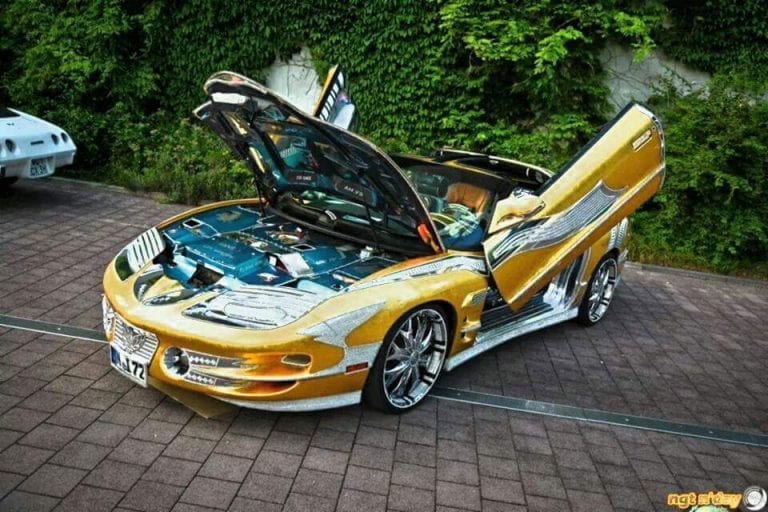 Ostaisitko tämän hirvityksen 3,4 miljoonalla eurolla – kullalla päällystetty Pontiac Trans Am etsii uutta omistajaa
