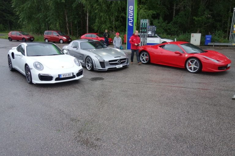 Superautot kokoontuivat Nokialla matkalla kohti Kankaanpään Vauhdin Festivaalia