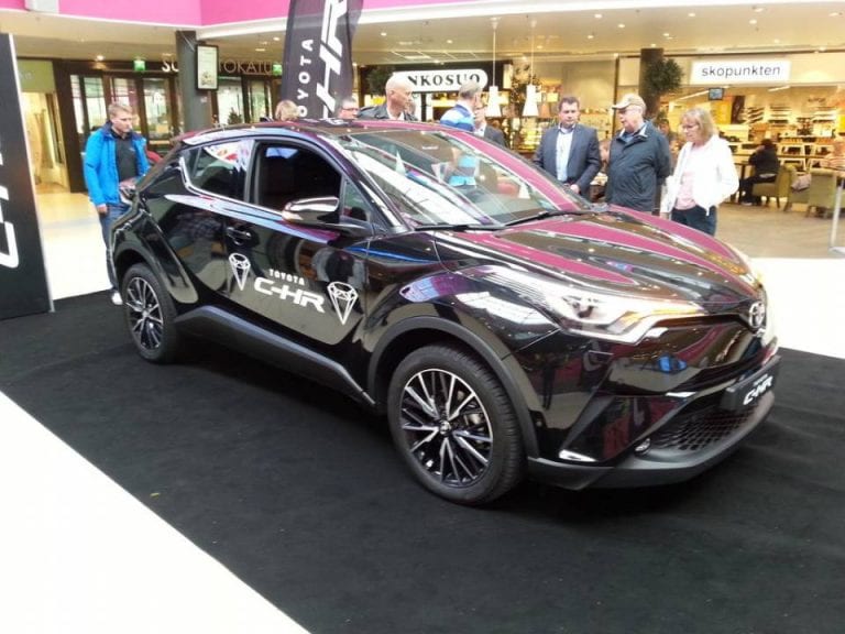 Tässä riittää sulattelemista Avensis-miehille – kävimme tutustumassa radikaaliin Toyota C-HR:ään