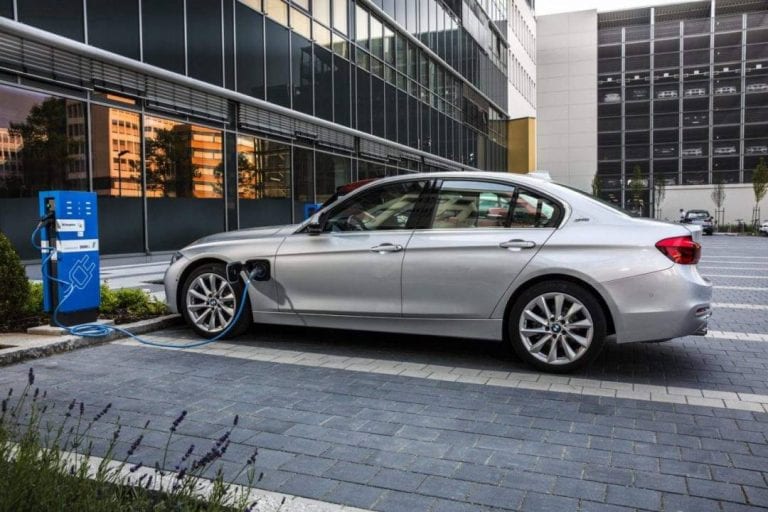 BMW mainostaa uutta 330e plugin-hybridiä kuittailemalla Teslalle – odota tai aja