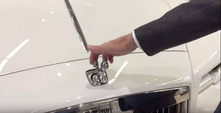 Katso mitä tapahtuu, jos yrittää varastaa Rolls-Roycen keulakoristeen