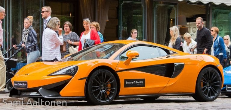 Suomen ainoa McLaren 570S kääntää päitä bulevardilla