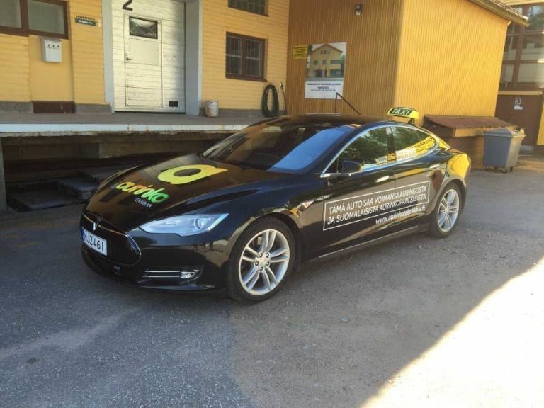 Taksi-Tesla kulkee auringolla