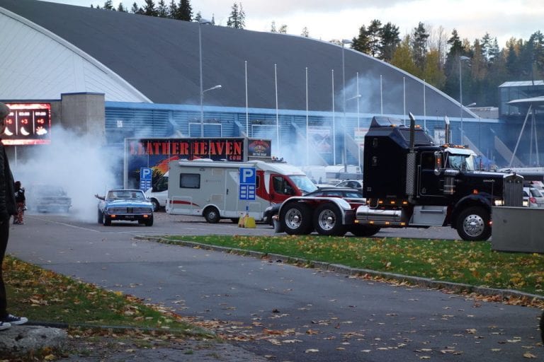 Kumi paloi Lahden Cruisingissa Jenkkiautonäyttelyn jälkeen