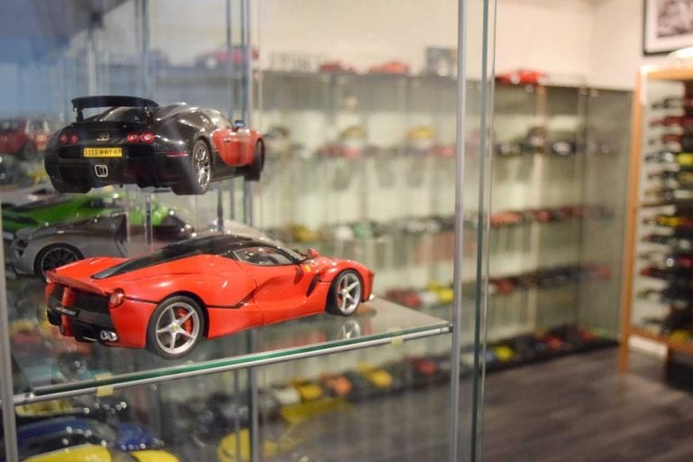 Intohimona pienoisautot – tutustuimme tuhannen auton kokoelmaan