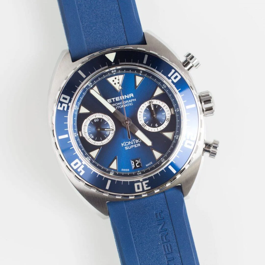 Sinisen sunburst-taulun sävyt vaihtelevat kauniisti valon mukaan.