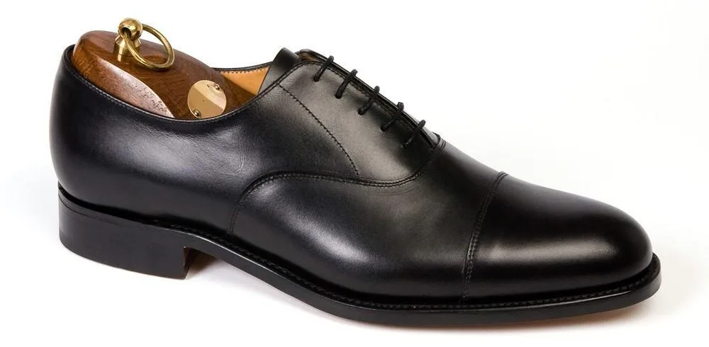 Mustat cap-toe oxfordit ovat bisnespukeutujan korvaamattomat kumppanit.