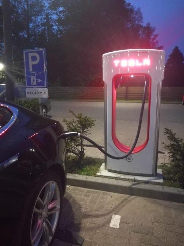 Jokamies-Teslan-osto-Hollannista-Supercharger