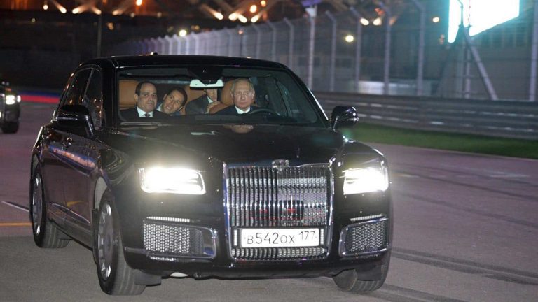 Egyptin presidenttiä ajelutettiin Sotshin F1-radalla upouudella venäläisellä luksuslimusiinilla – kuskina itse Vladimir Putin