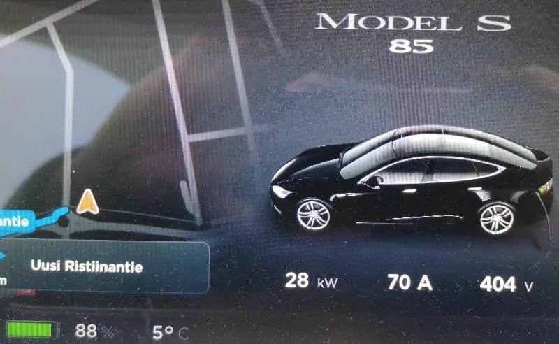 Jokamies-Tesla-nollakelissä-CHAdeMO-Lidl