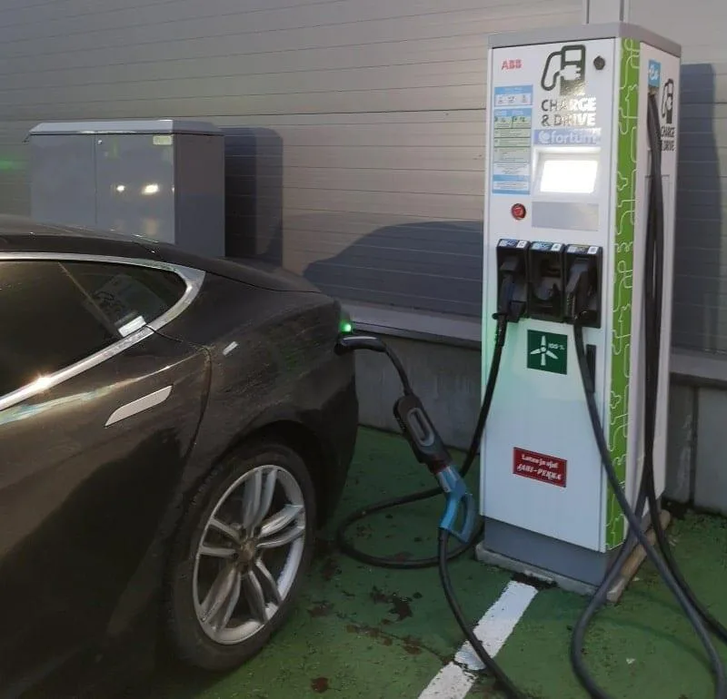 Jokamies-Tesla-nollakelissä-Fortumin-latur