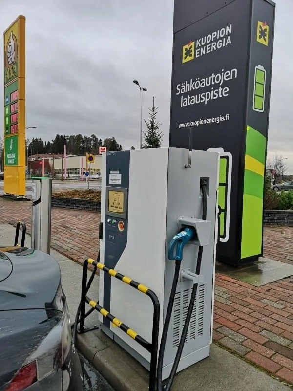 Jokamies-Tesla-nollakelissä-Kuopion-laturi