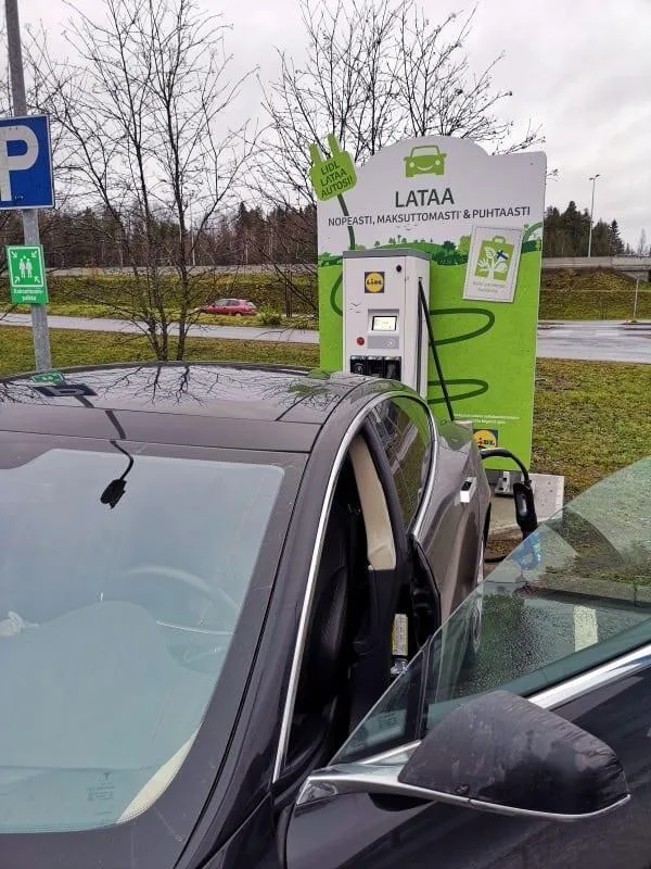 Jokamies-Tesla-nollakelissä