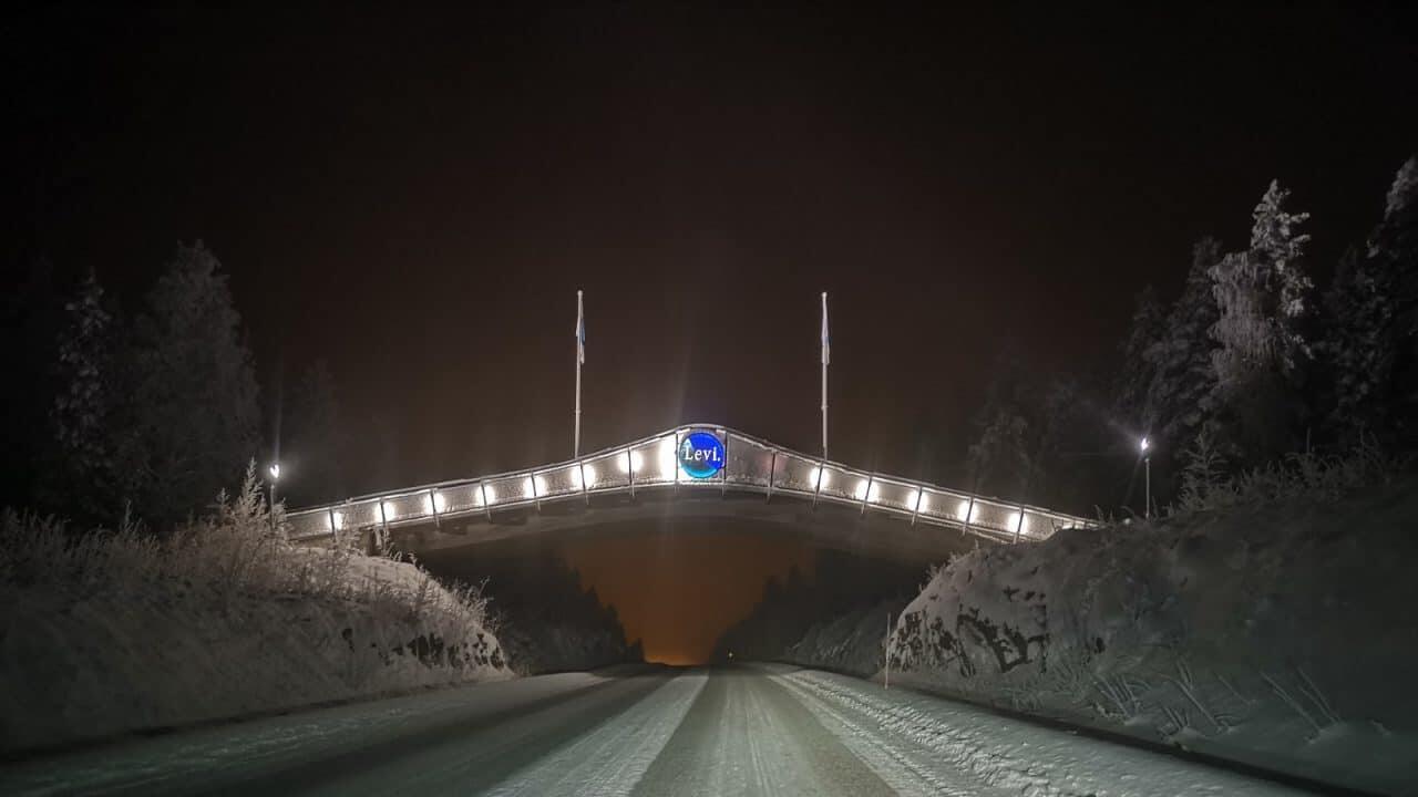 Jokamies-Teslalla-talvella-Nordkappiin-Levi