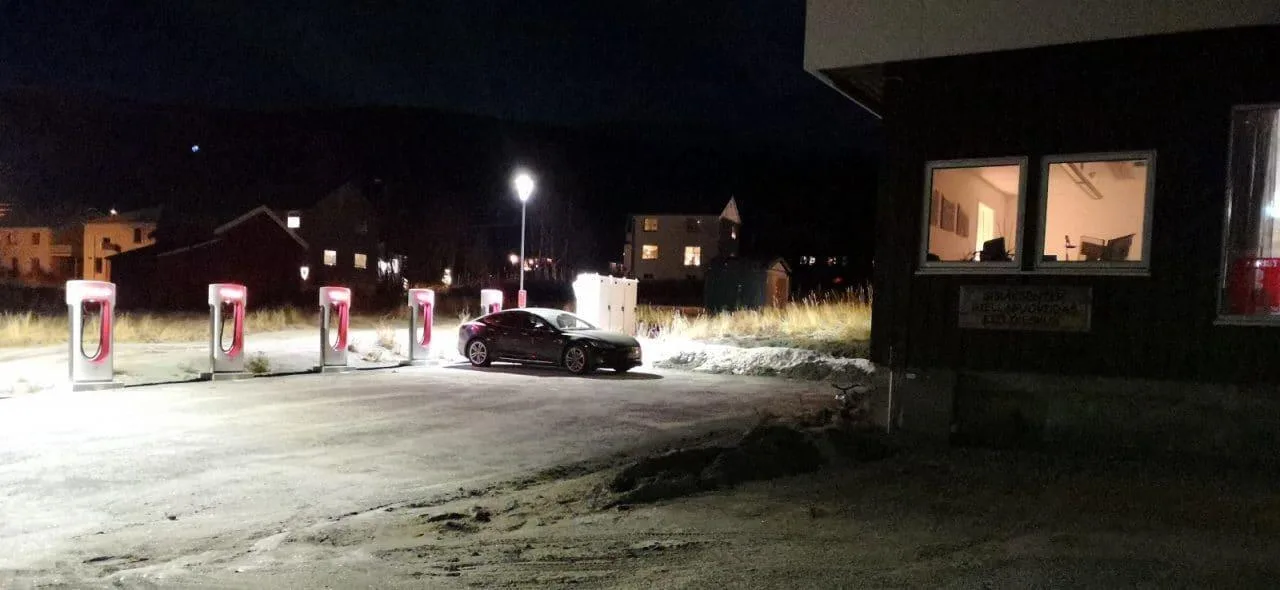 Jokamies-Teslalla-talvella-Nordkappiin-Skibotn-Supercharger
