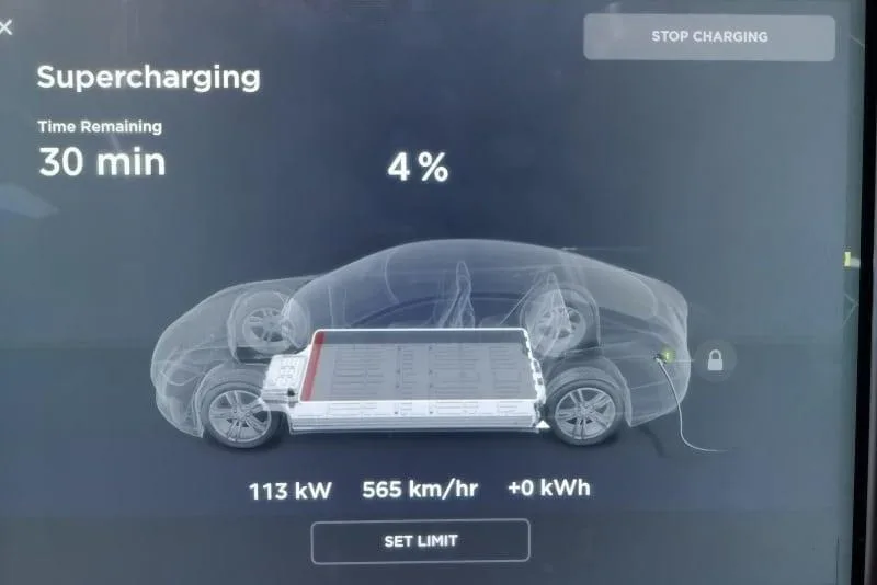 Jokamies-Teslalla-talvella-Nordkappiin-latau