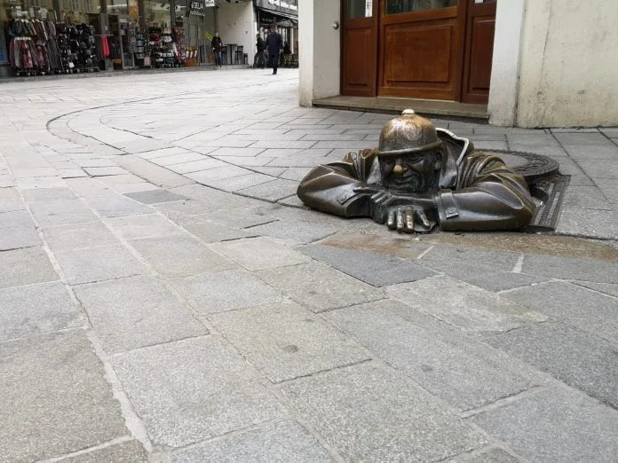 Jokamies-Itäblokki-Teslalla-Bratislava-Man-at-work