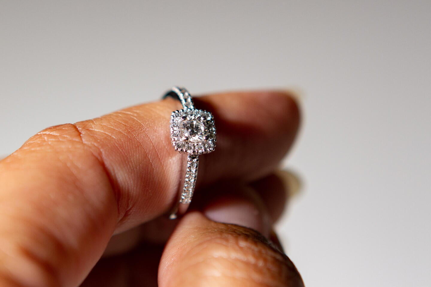 Laatukoru käyttää sormuksissaan vain korkean laatuluokituksen timantteja.