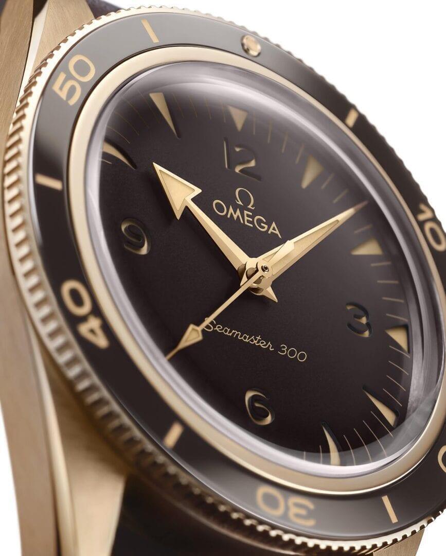 Omega Seamaster 300 Bronze Gold -kellossa on ns. sandwich-kellotaulu.