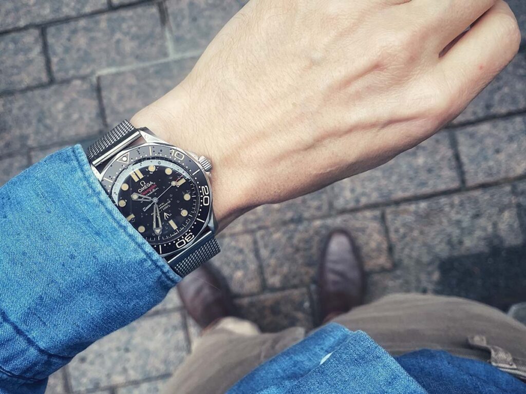 Omega Seamaster Diver 300M 007 Edition titaanirannekkeella.