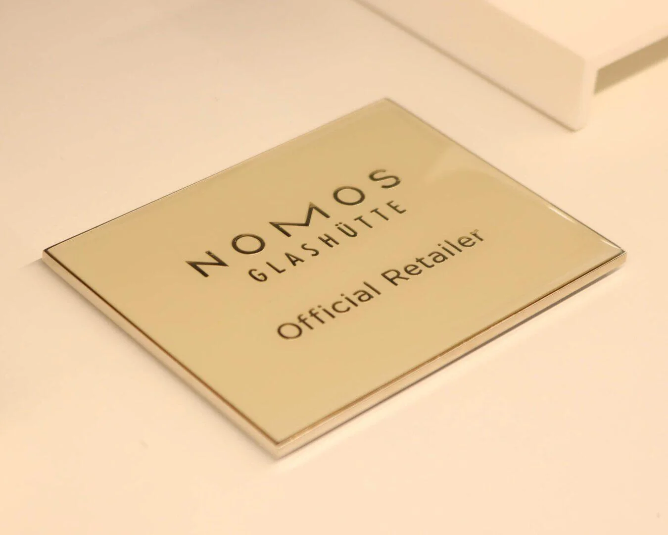 Hovisepät on NOMOS Glashütte Official Retailer.