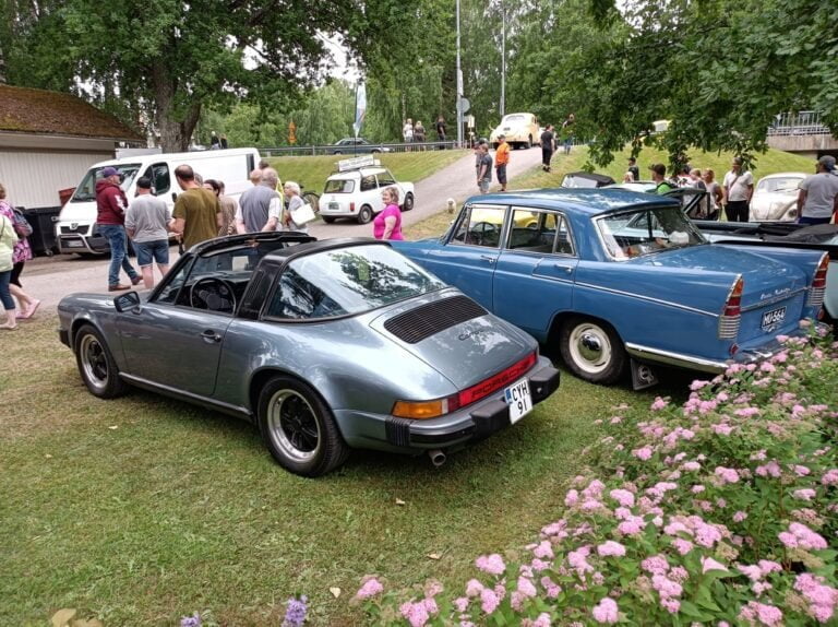 Kesäillan tunnelmaa ja satoja museoautoja – Vääksyn mobilisti-ilta tarjosi jokaiselle jotakin