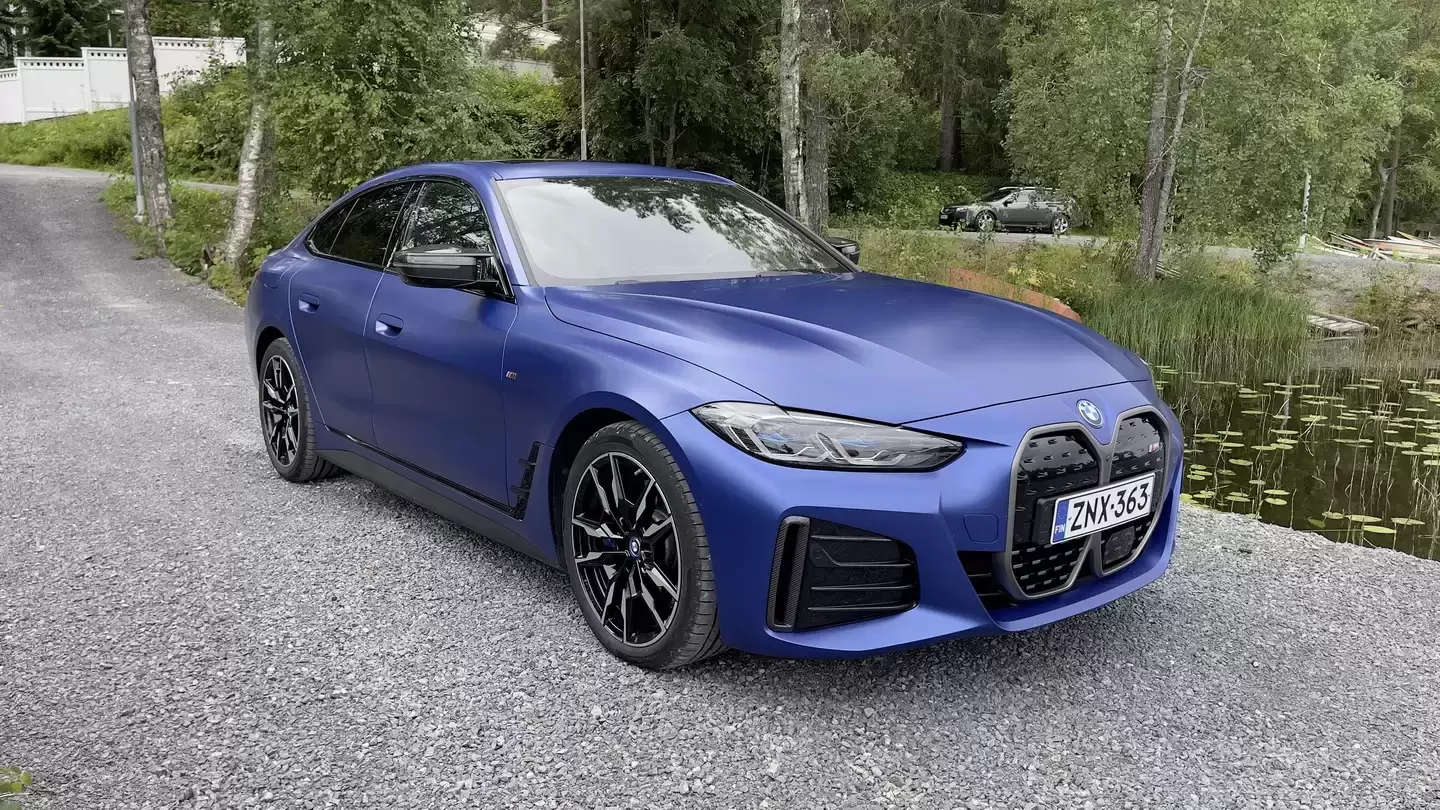 Koeajossa edullinen neliovinen sähköurheiluauto BMW i4 M50
