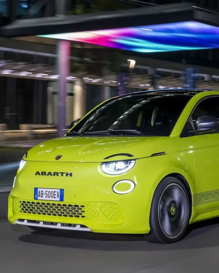 Abarth harkitsee paluuta polttomoottoreihin – täyssähköiset hot hatchit eivät kelpaa asiakkaille