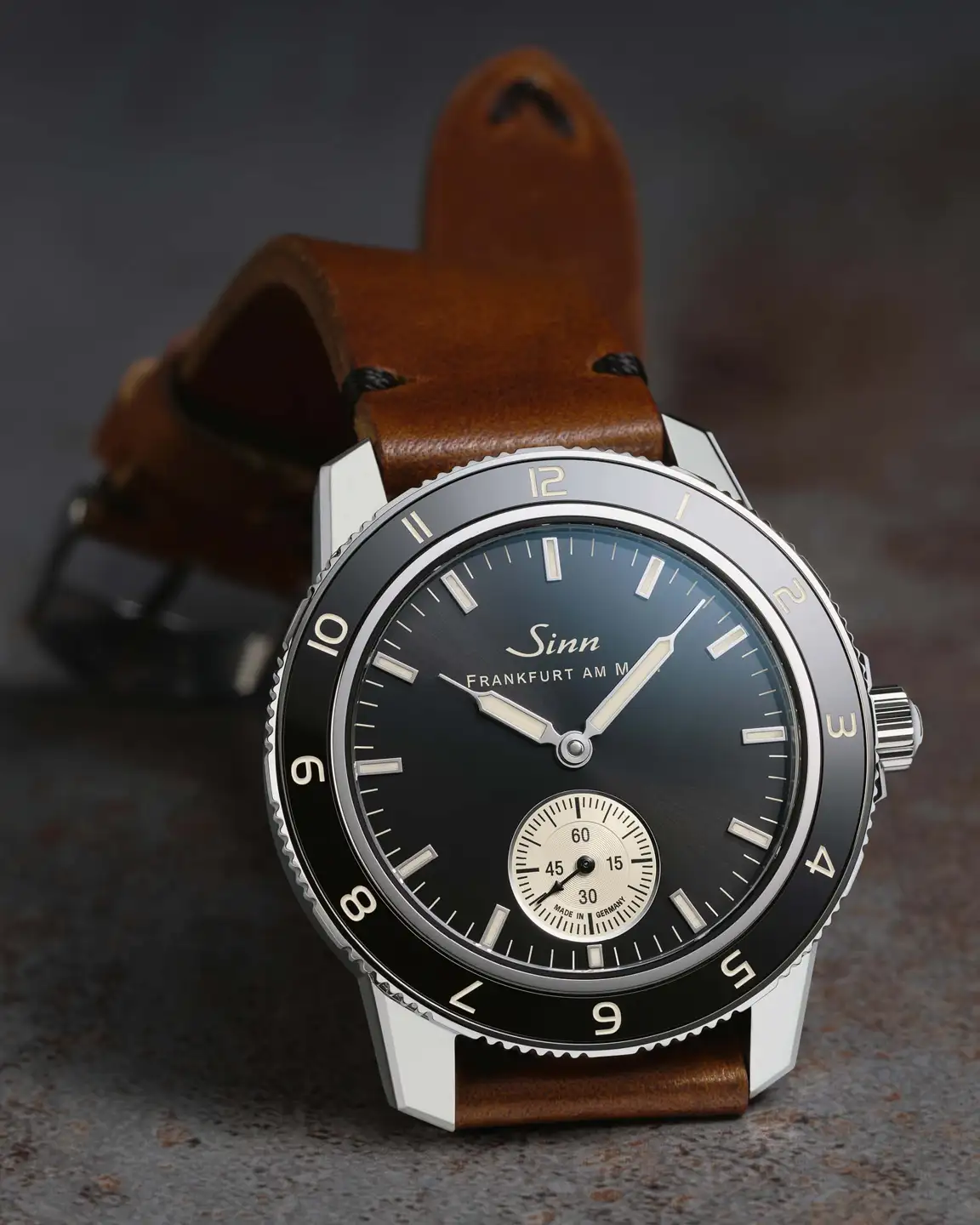 Sinn 104 Classic 12 nahkarannekkeella