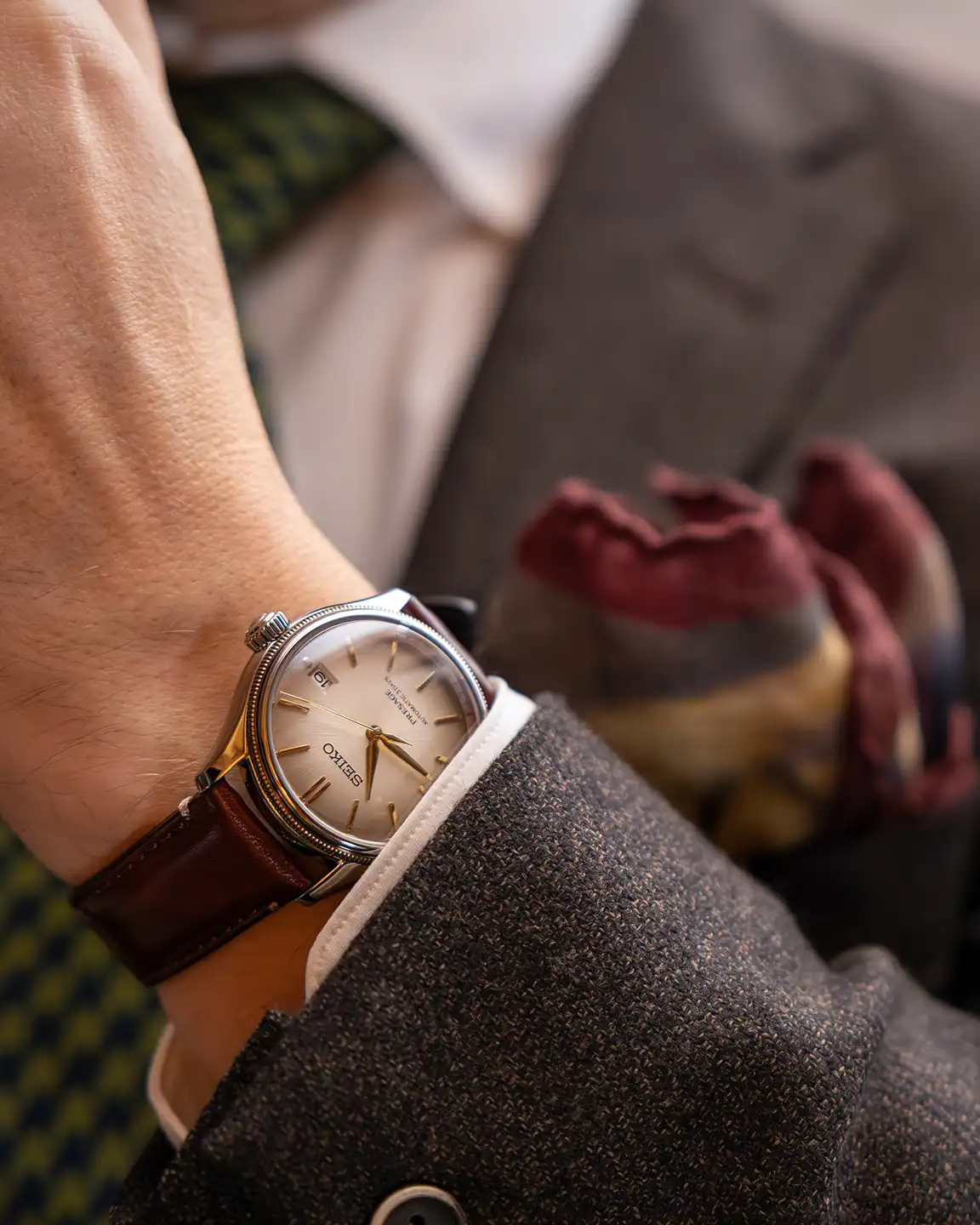 Seiko Presage Classic Series SPB529 -pukukello ranteessa irtotakin kanssa.