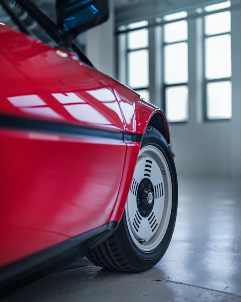 47 vuotta sitten lanseerattu BMW M1 on edelleen baijerilaismerkin ainoa superauto – keskimoottorikiila syntyi saksalais-italialaisena yhteistyönä
