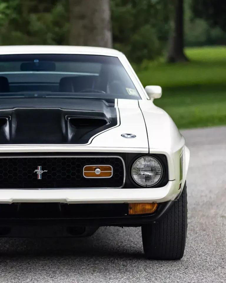 Vain reilut 8000 kilometriä ajettu Ford Mustang Mach I vuodelta 1971 etsii uutta omistajaa – auto oli ensimmäisellä omistajallaan lähes 50 vuotta