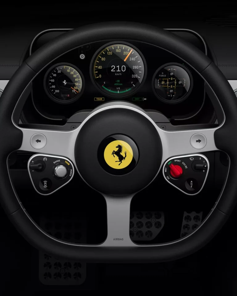 Ferrarin ensimmäinen sähköauto tottelee Luce-nimeä – auton sisusta on yhdistelmä analogisuutta ja digitaalisuutta