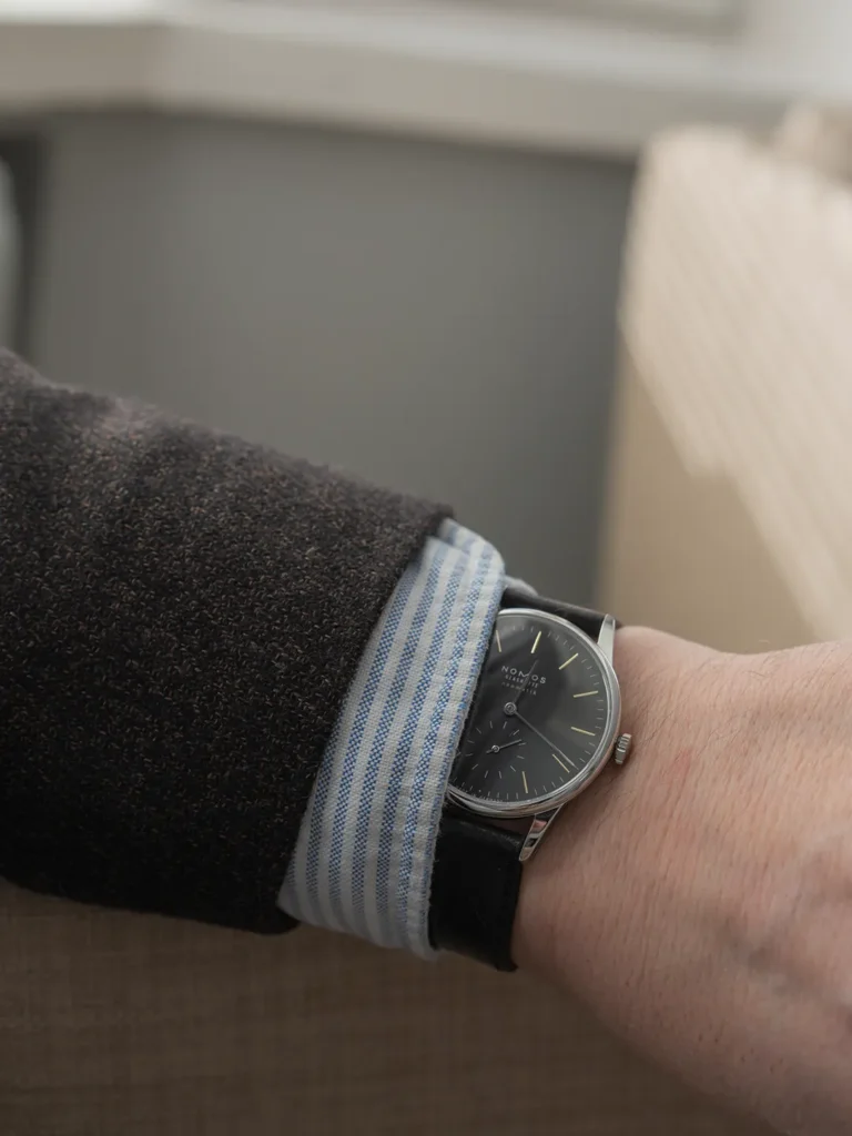 Elegantti pukukello: NOMOS Glashütte Orion Neomatik New Black