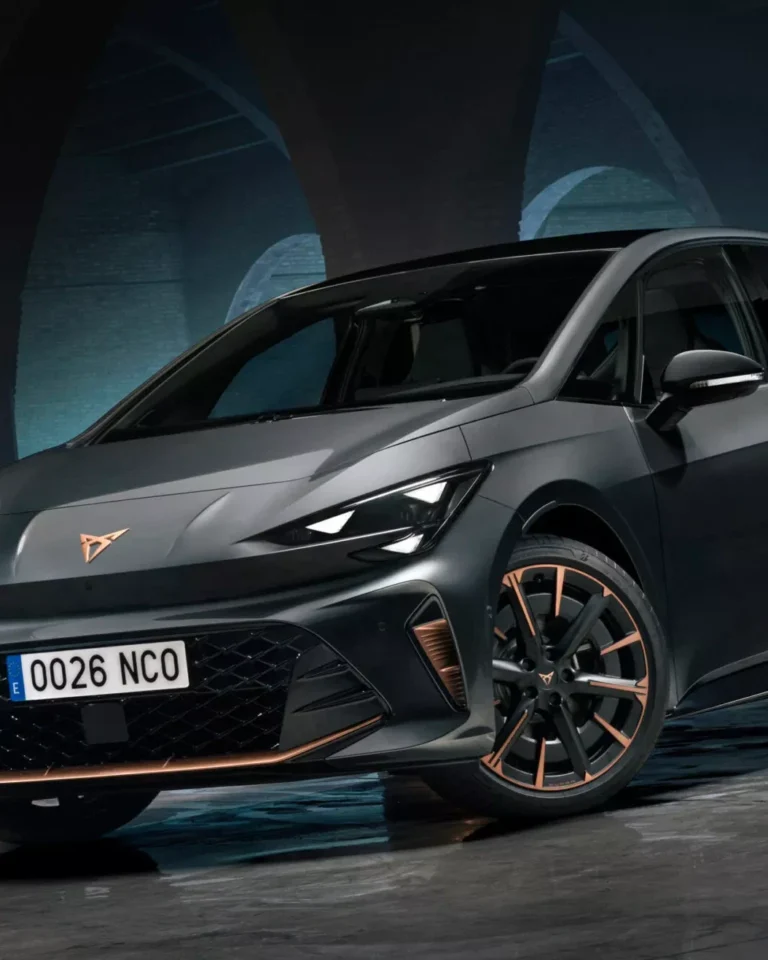 Cupra Born sai jälleen faceliftin – sähköisessä hot hatchissa on nyt oikeita nappeja ja tuore naamailme