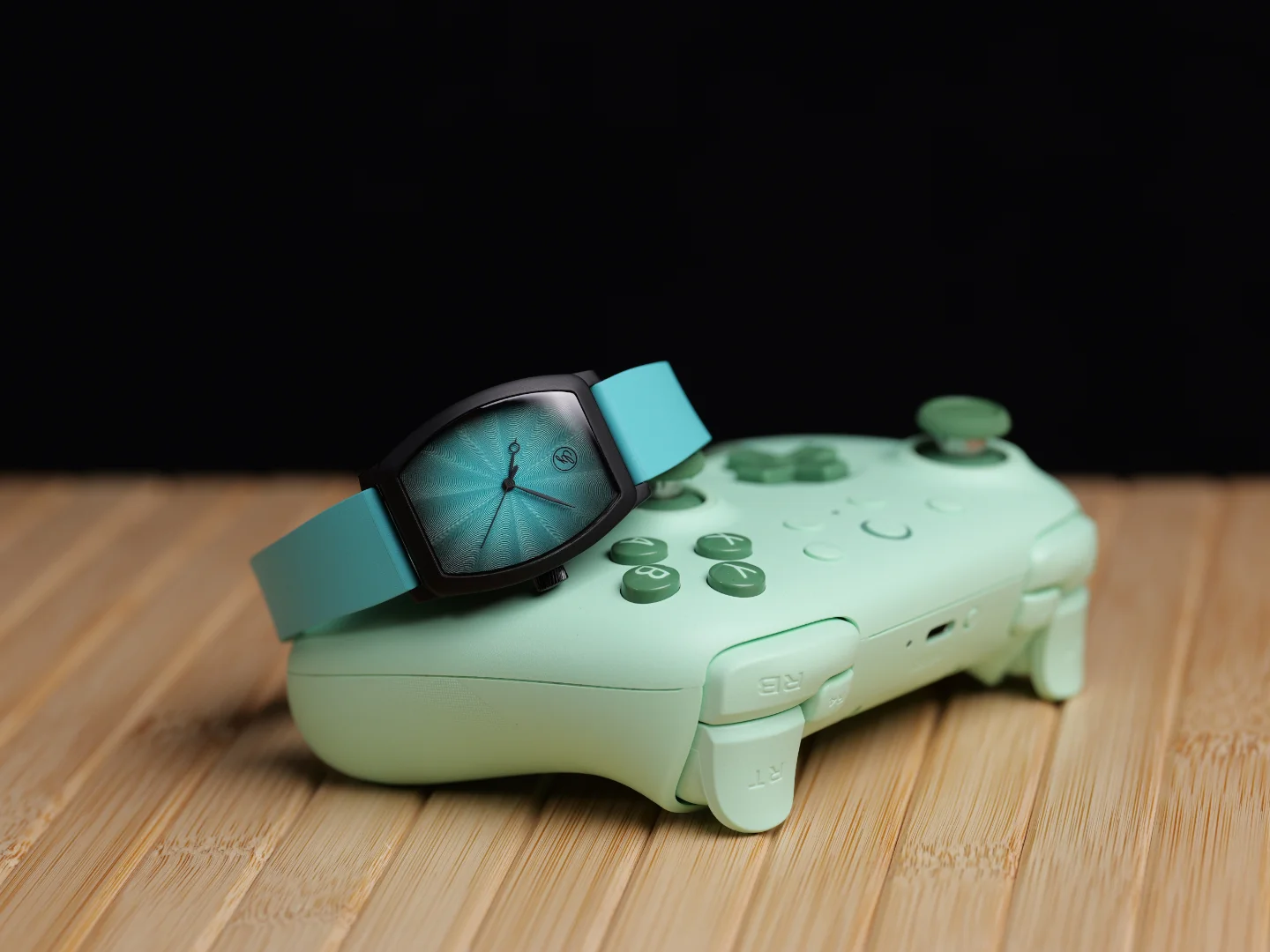 Tonneau-tyylinen kuori on käsitelty mustalla DLC-pinnoitteella.